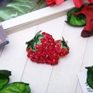 Брошь Клубнички сочные цвет красно зеленый в золоте