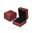 Стильный и элегантный футляр под серьги, бордового цвета с подсветкой – это оригинальный вариант подарочной упаковки. поверхность обладает приятным тактильным …