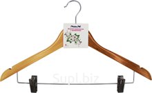 Wooden hanger with clothespins. Dimensions: 26.5 x 44.5 x 1.2 cm. Color: light wood.