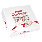 Конфеты Raffaello с цельным миндальным орехом в кокосовой обсыпке 240 гр., картон
