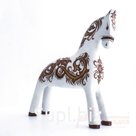 Белая лошадка с коричневыми завитками