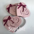 Коробка из переплетного картона, с логотипом, декорированная атласной лентой