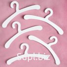 Набор плечиков для кукольной одежды (5 вешалок белого цвета) Артикул: 71777